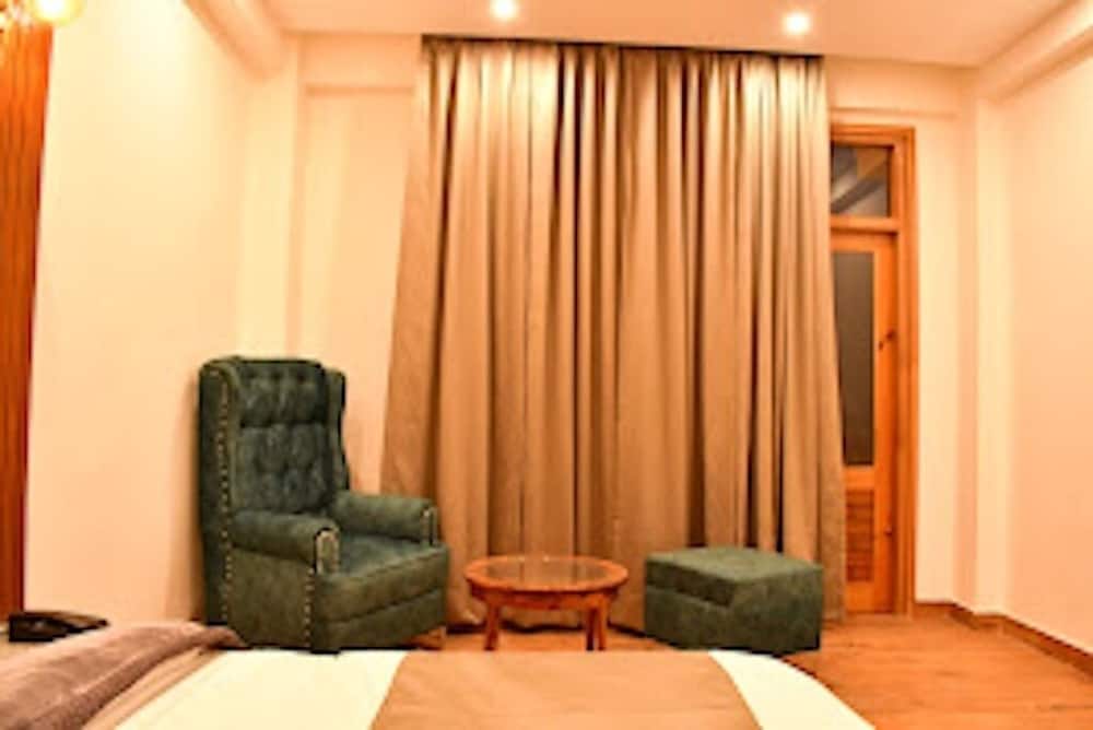 Deluxe Single Room, 1 King Bed, Housekeeping, Mountain View