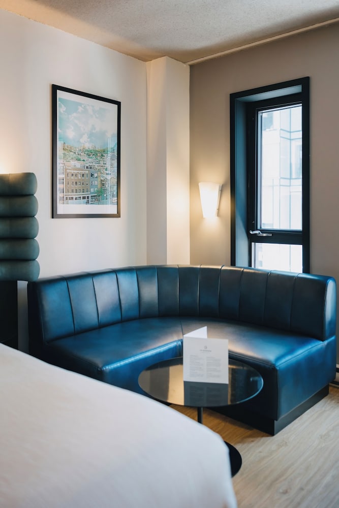Standard Room, 1 King Bed photo 3