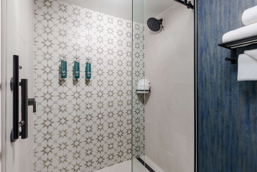 Room, 2 Queen Beds, Accessible, Bathtub - Photo 7