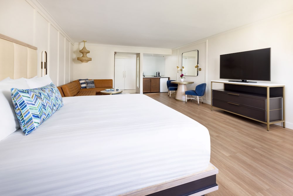 Premium Room, 1 King Bed with Sofa bed - Photo 12