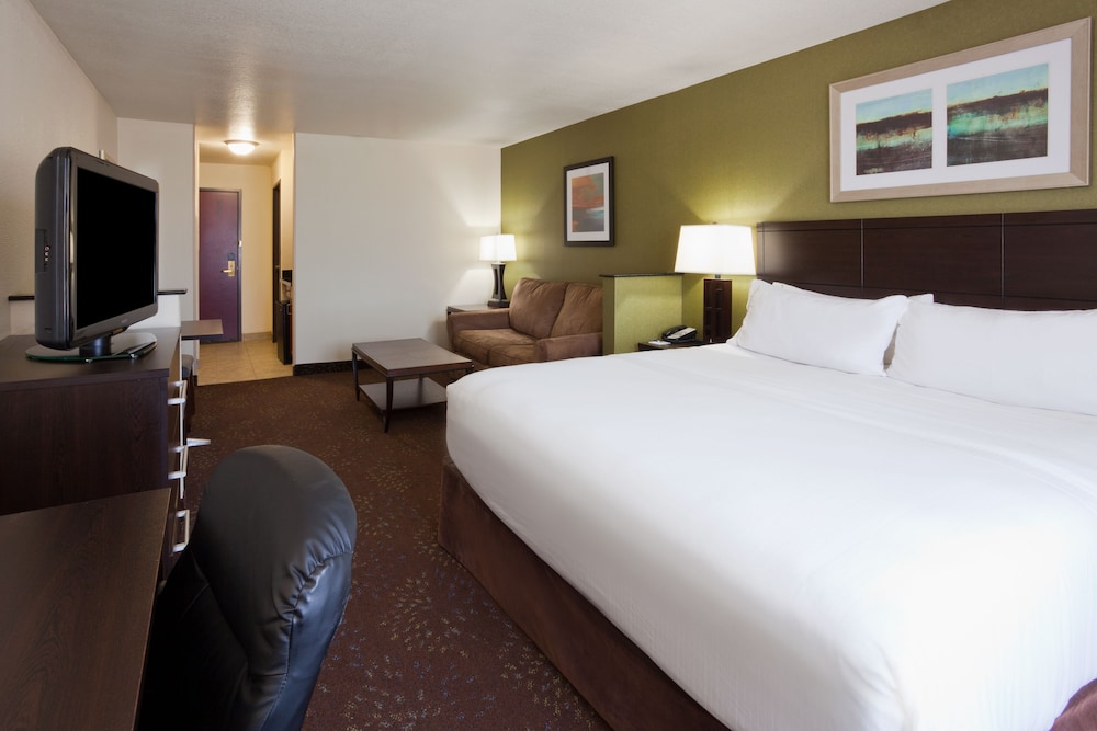 Suite, 1 King Bed, Accessible, Jetted Tub - Photo 3