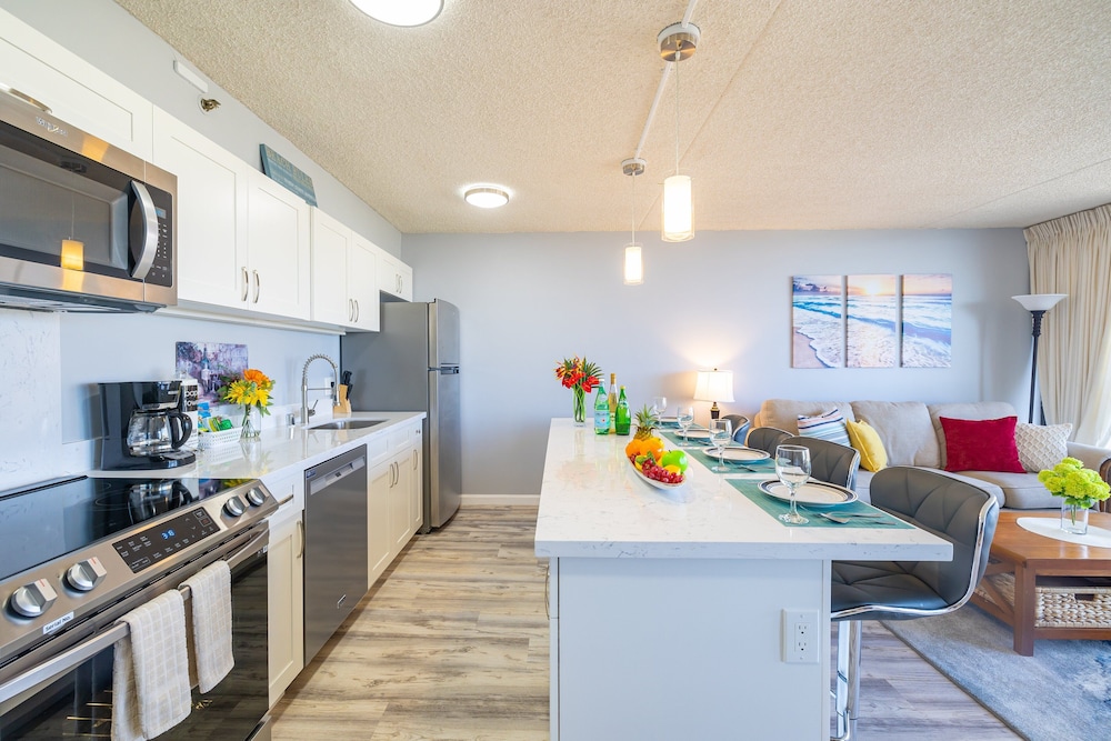 Diamond Head and Ocean views with King Bed and Parking: Condo, 1 Bedroom, Balcony, Ocean View (0023) photo