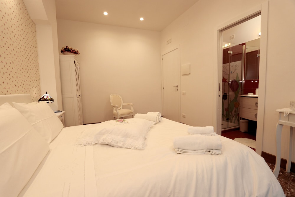 Superior Room, 1 Queen Bed, Balcony, City View