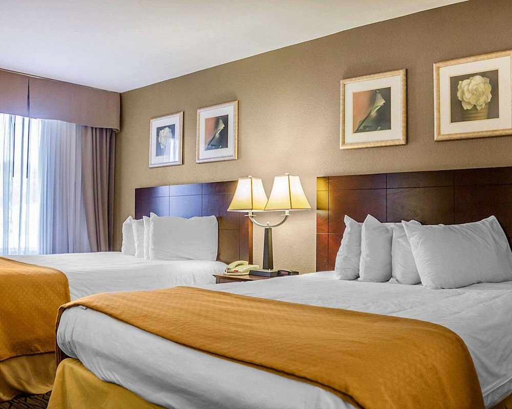 Standard Room, 2 Queen Beds - Photo 2