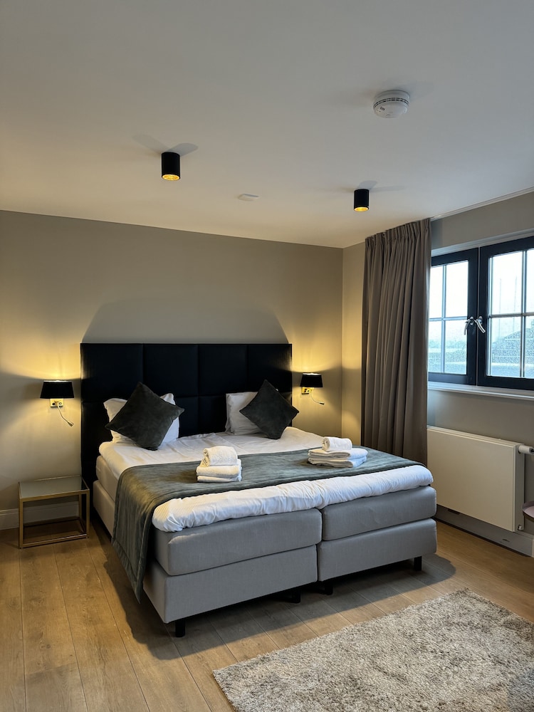 Studio, 1 King Bed with Sofa bed, Kitchenette, Lake View photo 3