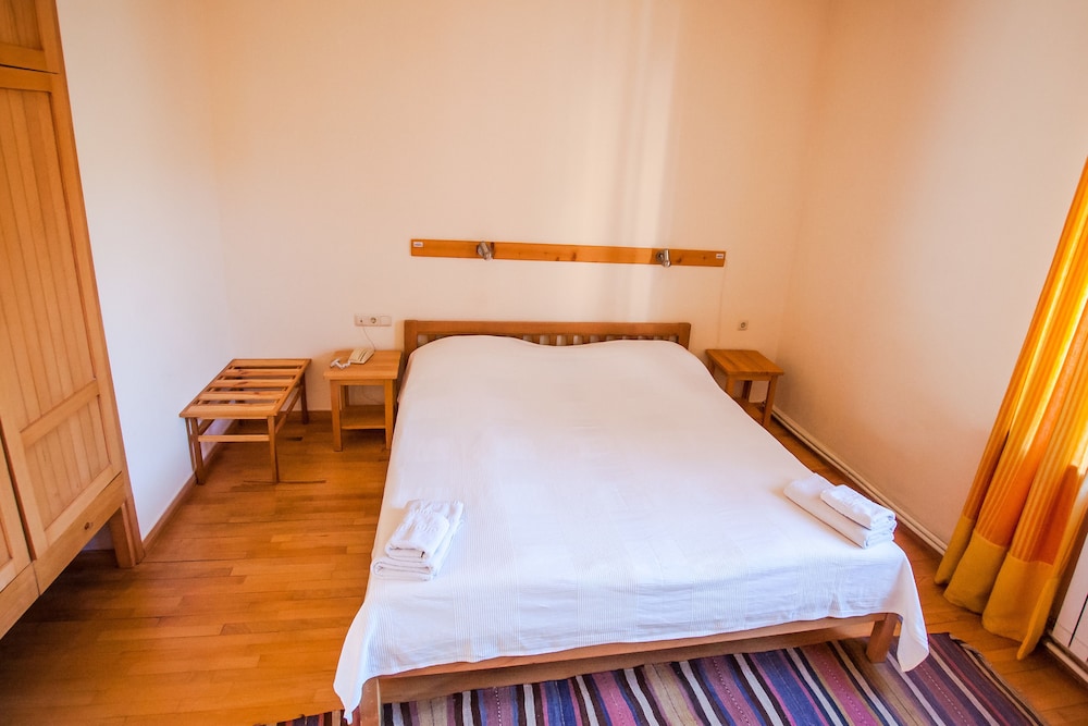 Classic Double or Twin Room, 1 Bedroom, Non Smoking, Mountain View photo 2