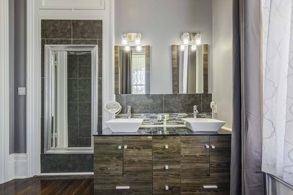 The Grey Suite - Photo 14