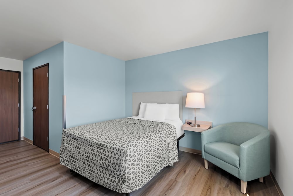 Suite, 1 Queen Bed, Non Smoking photo 2