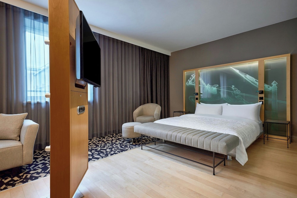 Studio, 1 King Bed photo 3
