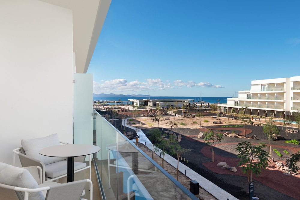 Superior Room, Sea View (Lateral) - Photo 4