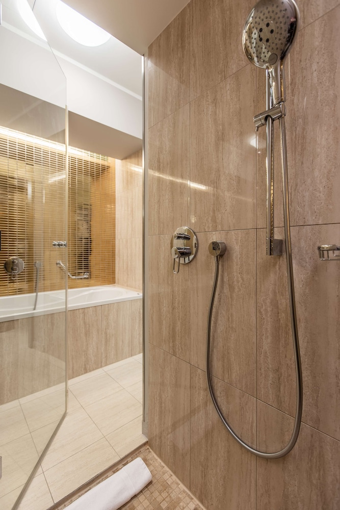 Executive Suite - Photo 3