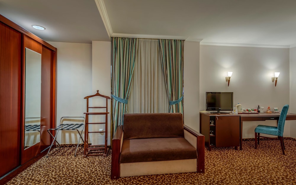 Junior Suite, 1 King Bed, Balcony, View thumbnail 5