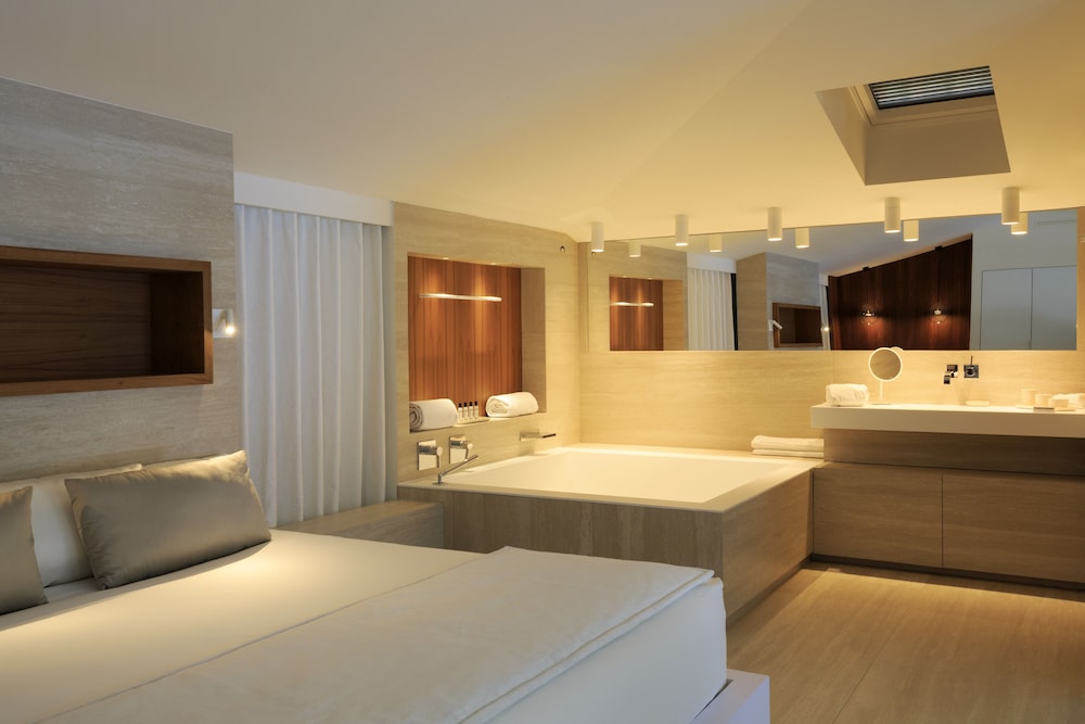 Prestige Suit, Port view - Photo 13