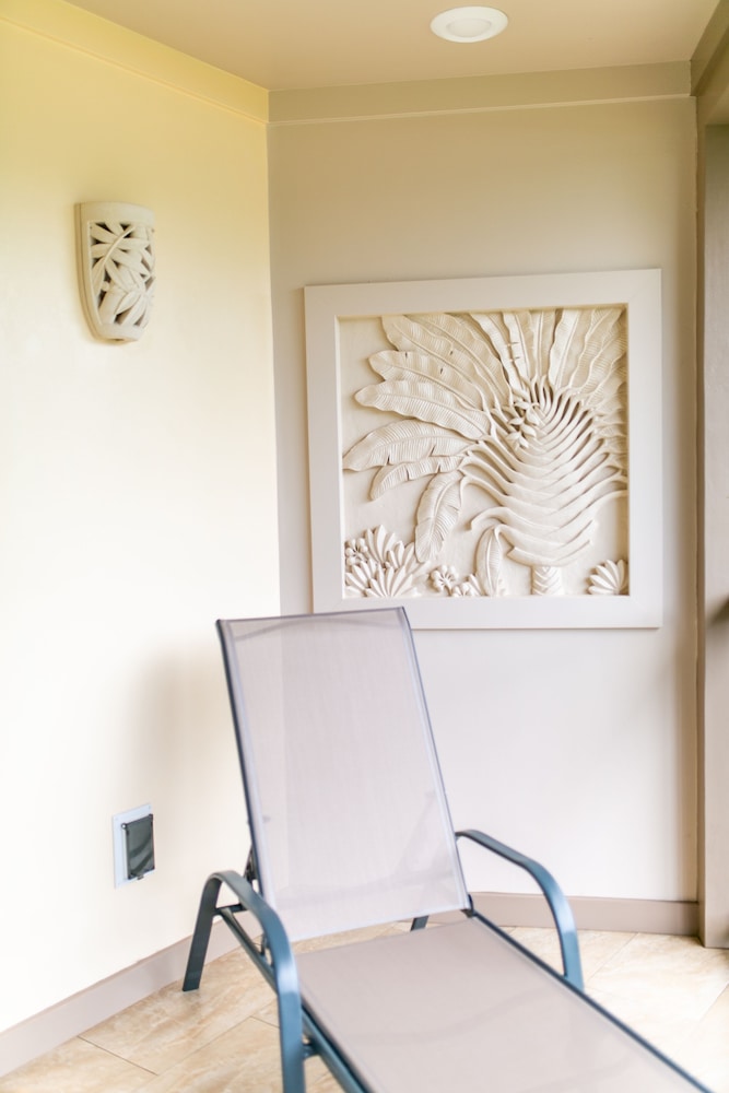 Luxury Studio Suite, 1 King Bed, Beach View, Oceanfront Pikake photo 2