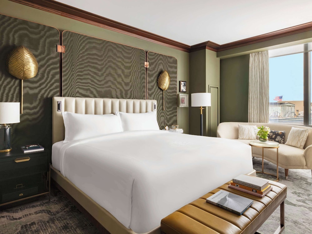 Suite, 1 King Bed (Emerald) thumbnail 6