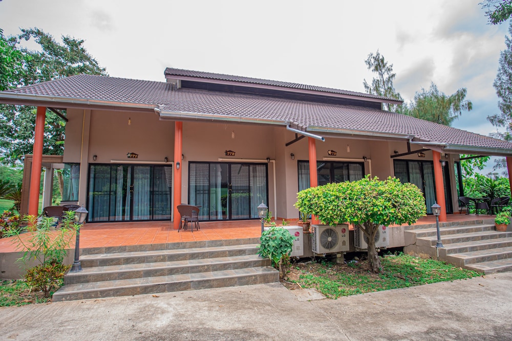 4 Bedroom Villa photo 2