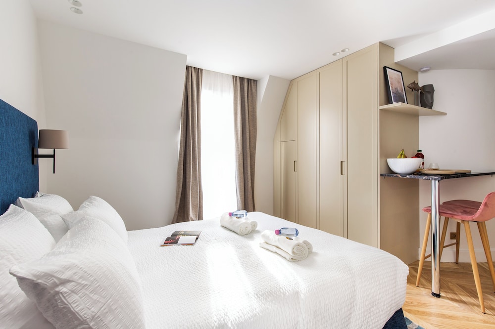 Classic Studio, 1 Queen Bed with Sofa bed, Non Smoking, Courtyard View