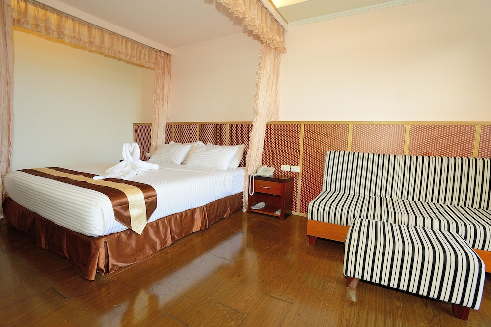 Honeymoon Double Room, 1 King Bed, Jetted Tub, Ocean View photo 3