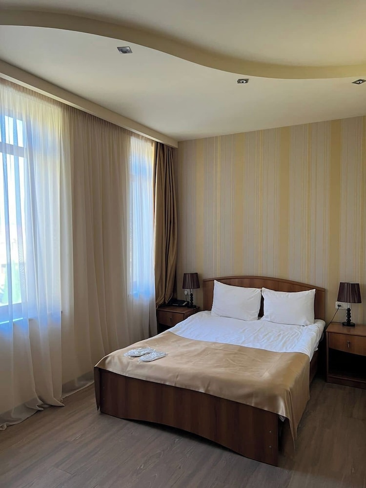 Standard Room, 1 Queen Bed photo 1