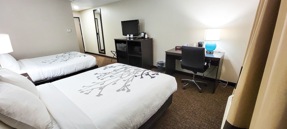 Standard Room, 2 Queen Beds, Non Smoking - Photo 6