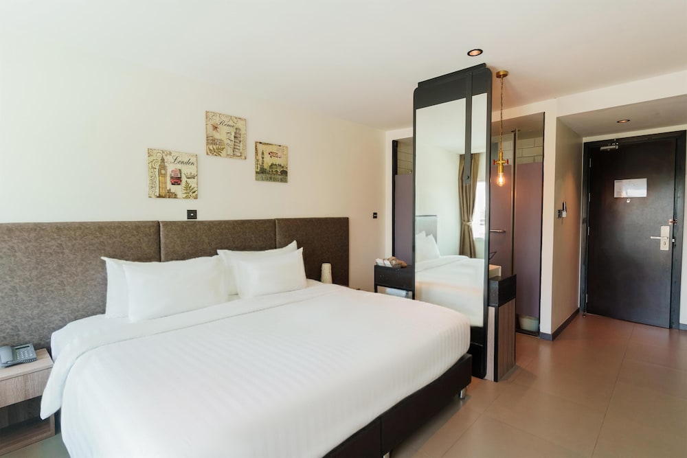 Superior Room, 1 King Bed, Balcony, City View