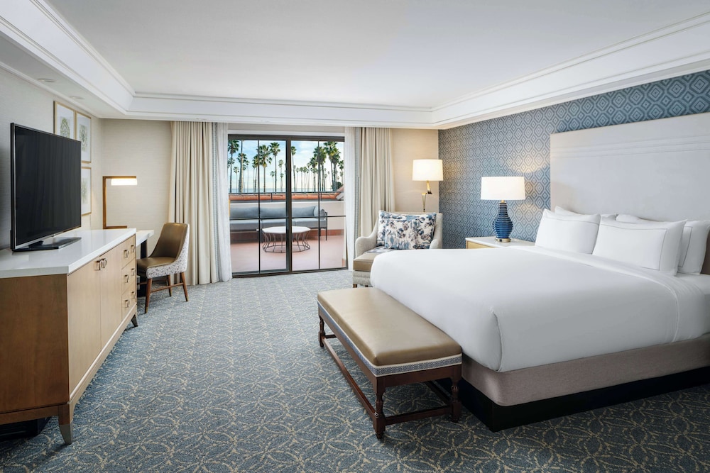 Suite, 1 King Bed, Accessible (Roll-In Shower)