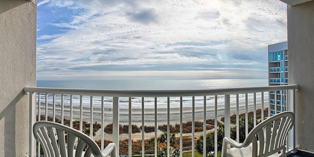 Standard Room, 1 King Bed, Oceanfront - Photo 3