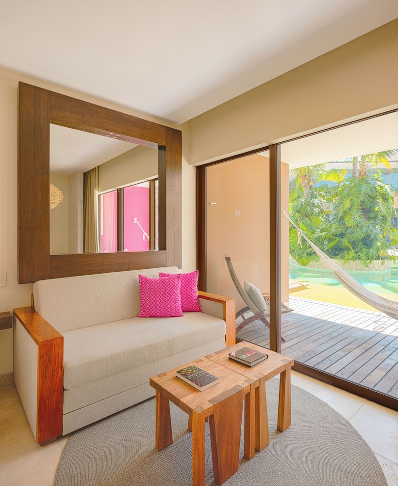 Room (Swim Up Garden)