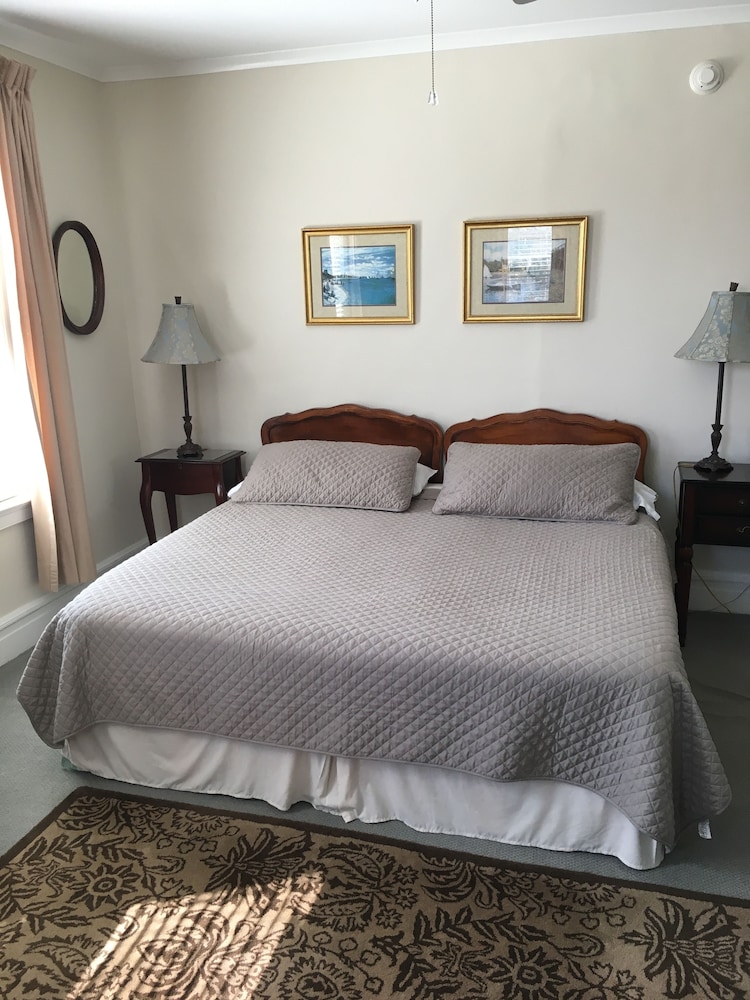 Signature Studio Suite, Refrigerator & Microwave