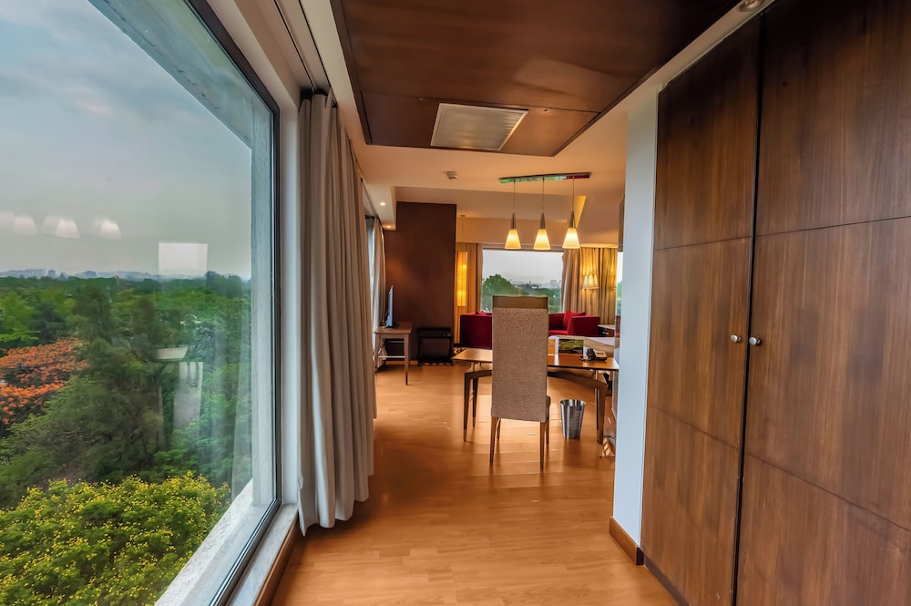 Suite with Bathtub, 2 way Airport Transfer - Photo 8