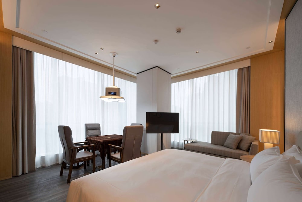 Room, 1 King Bed, Smoking (Leisure) photo 1