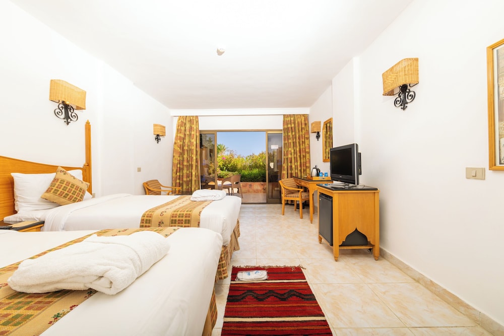 Classic Double or Twin Room, Garden View - Photo 3
