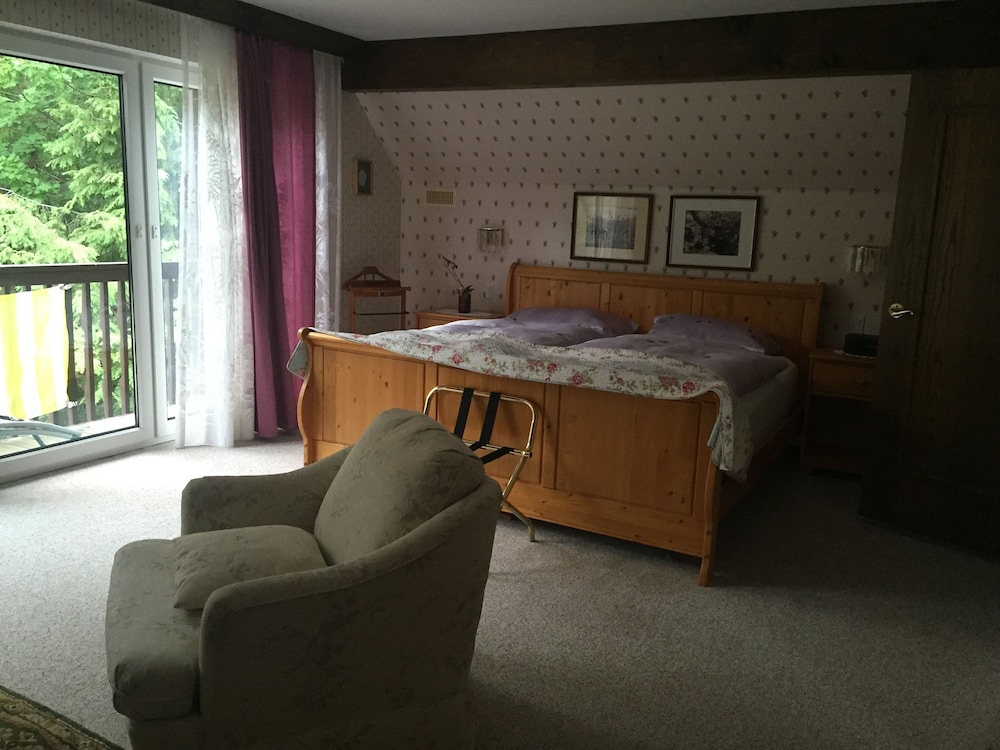 Signature Suite, 1 King Bed, Non Smoking, Lake View photo 2