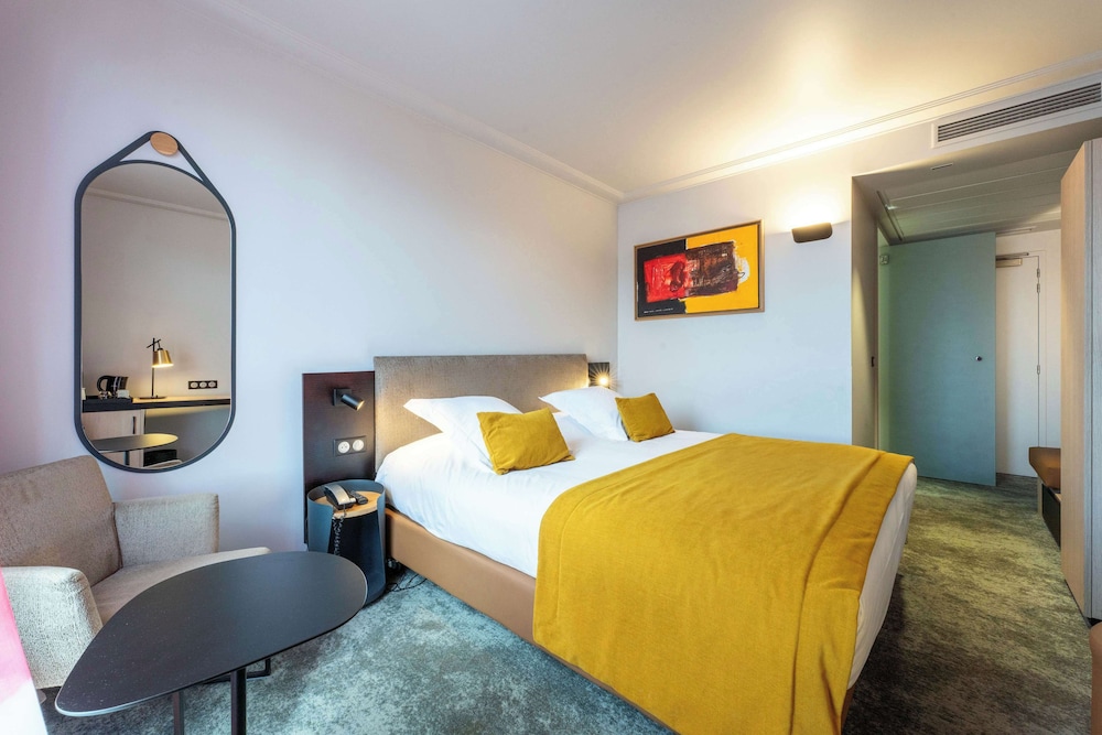 Classic Room, 1 Queen Bed, Smoking - Photo 9