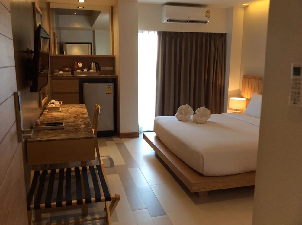 Deluxe Room thumbnail 5
