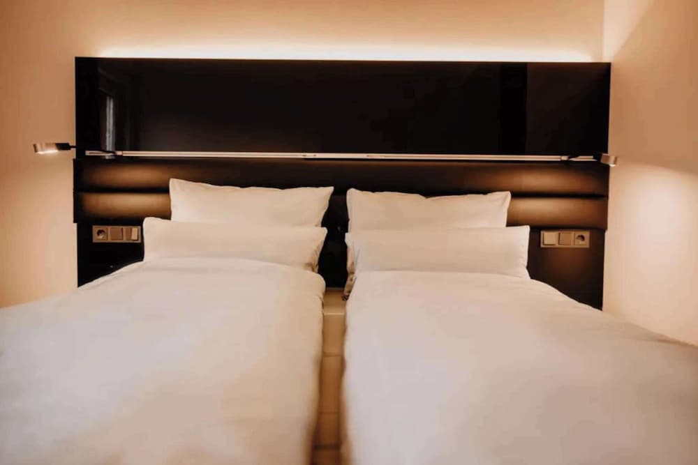 Junior Suite, 1 King Bed (Walk-in Shower) - Photo 4