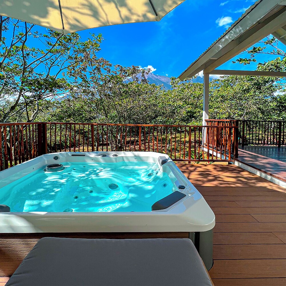 Panoramic Cabin, 2 Queen Beds, Hot Tub, Mountain View photo 3