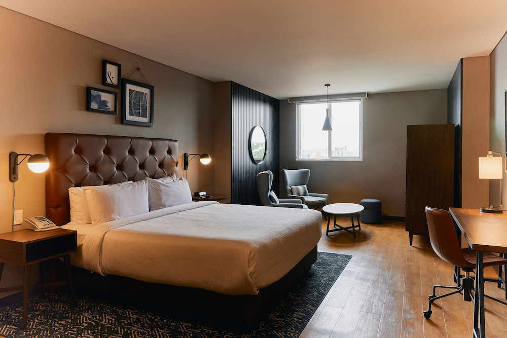 Junior Suite, 1 King Bed, City View photo 3
