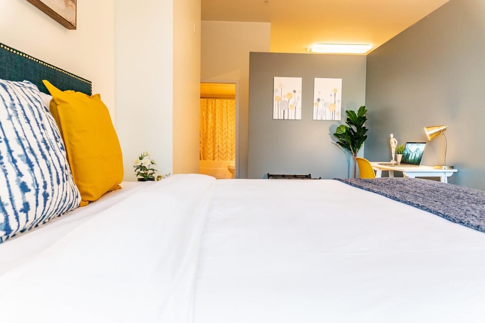 Comfy DT Loft w Parking Rooftop Patio BBQ Gym, 写真 39