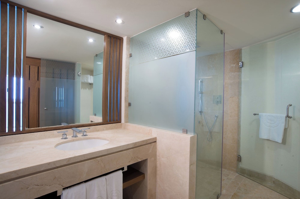 Deluxe Room, 1 King Bed, Ocean View - Photo 9