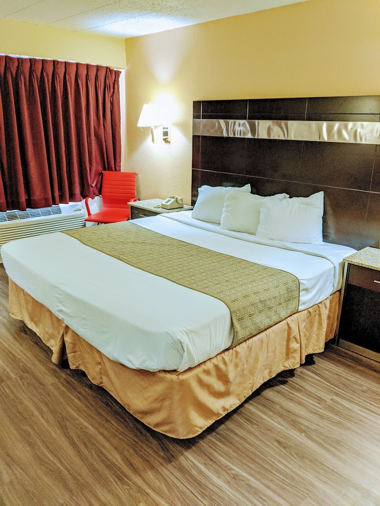 Basic Single Room, 1 King Bed, Smoking - Photo 5