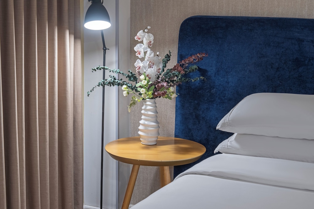 Premium Room, 1 King Bed, Non Smoking - Photo 4