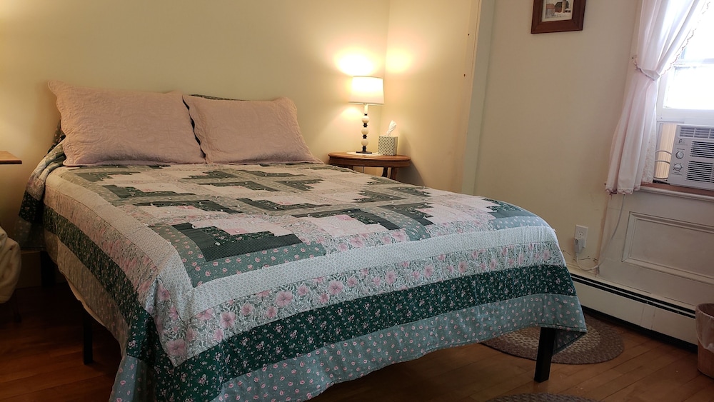 Room, 1 Queen Bed, Shared Bathroom (Room 5) photo 3