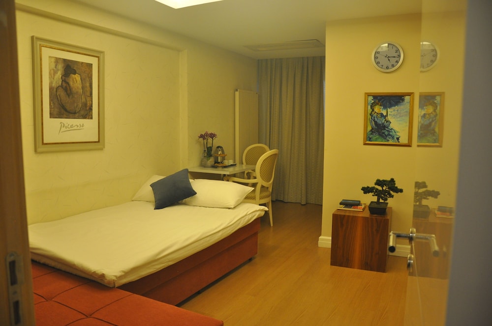 Family Room, 1 Queen Bed with Sofa bed photo 1
