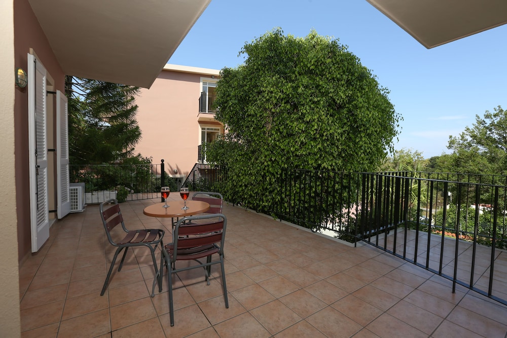Deluxe Triple Room, Garden View photo 3