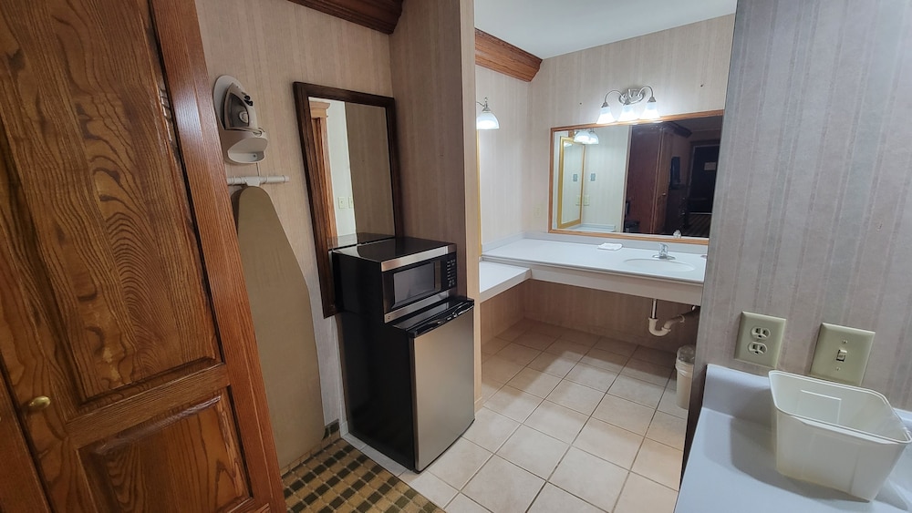 Standard Room, 2 Queen Beds, Non Smoking, Ground Floor - Photo 3