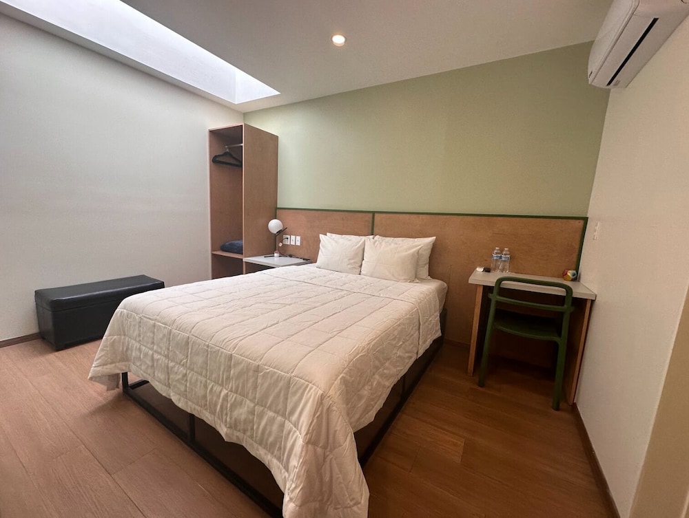 City Room, 1 Queen Bed