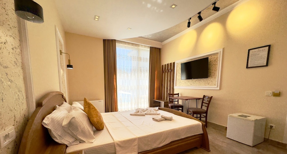 Standard Room, 1 King Bed, Pool View - Photo 3