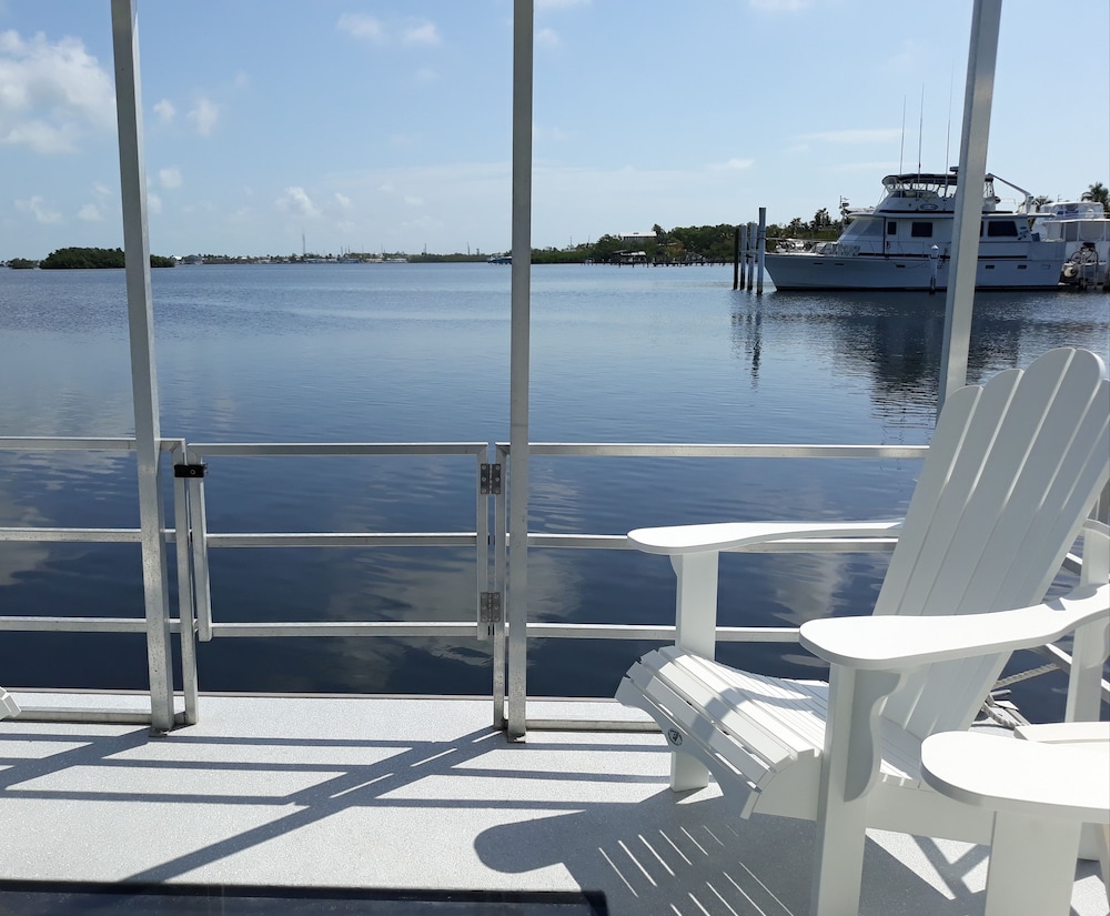 Dolphin: Aqua Lodge, 1 Bedroom, Bay View photo 3