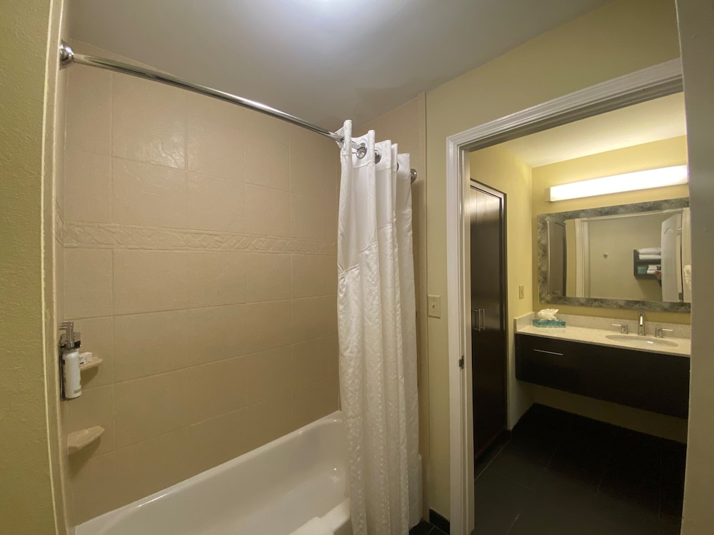 Suite, 2 Bedrooms, Kitchen - Photo 16